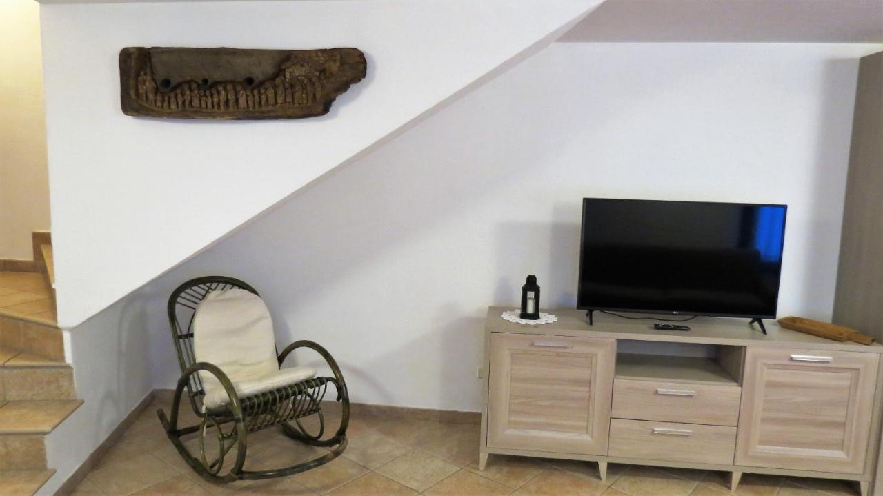 Lo Gnomo Sotto Al Glicine Apartment ชาตีญอน ภายนอก รูปภาพ